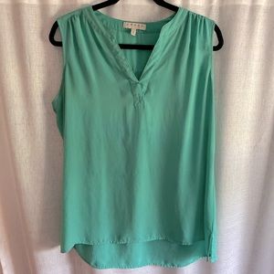 🍁🍂CHAUS sleeveless blouse